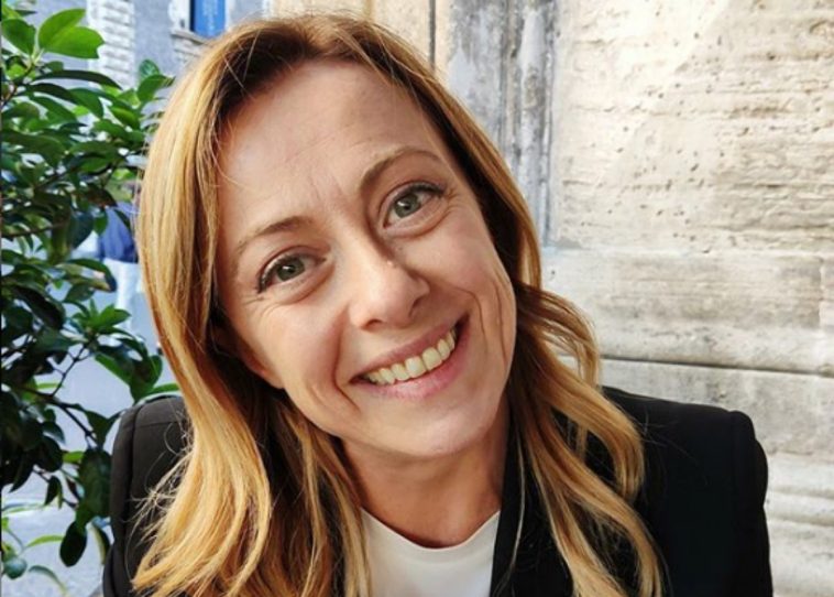 Giorgia Meloni Instagram, riceve dai napoletani un corno ...