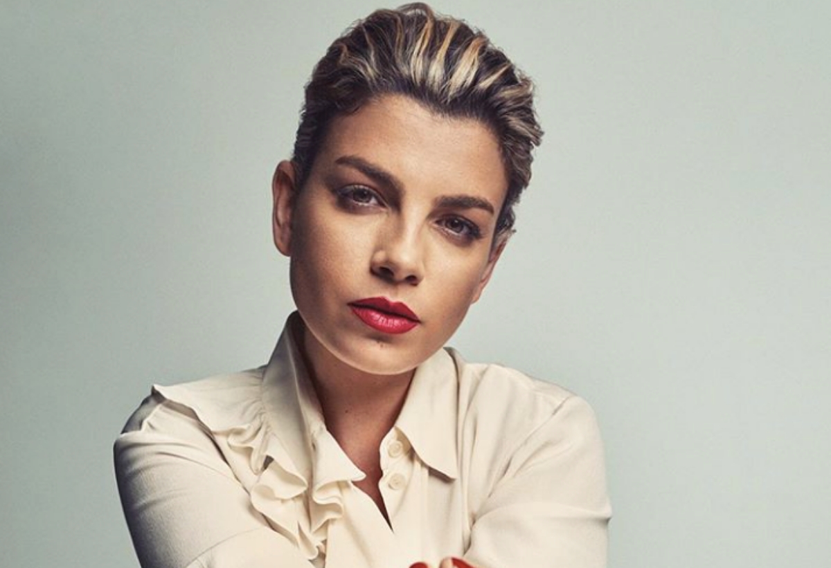 Emma Marrone Instagram Provocante Schiena Nuda Che Sventola