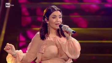 Elettra Lamborghini a Sanremo 2020: look audace senza reggiseno