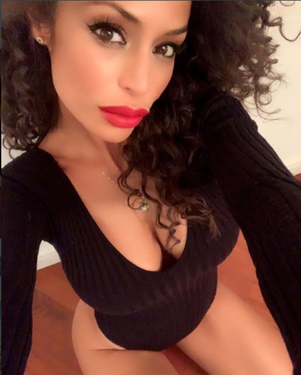 Raffaella Fico in body ridottissimo cita Goethe: curve da censura in bella mostra su Instagram (FOTO)