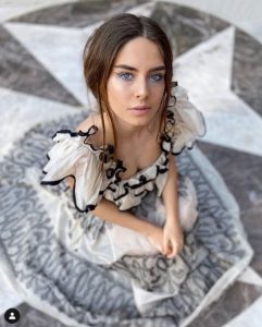Stella Bossari Instagram, gambe lunghissime nella mini gonna in pelle