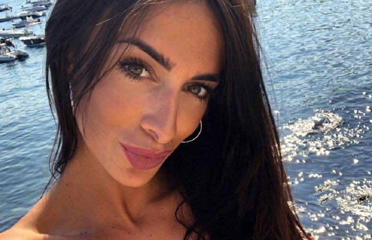 Alessia Messina Instagram A Cavallo Di Una Sedia In Lingerie Di Pizzo