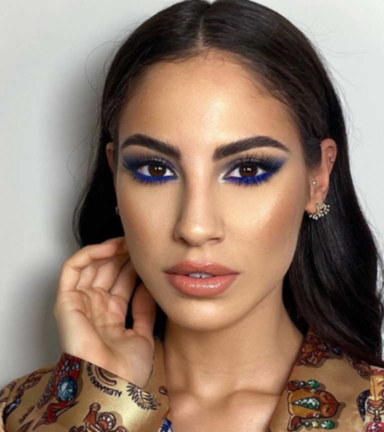 Giulia De Lellis Instagram, il décolleté fa capolino dalla salopette