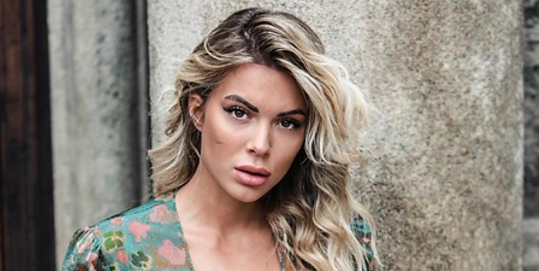 Ludovica Pagani Instagram Il D collet Fa Capolino Dalla Giacca 