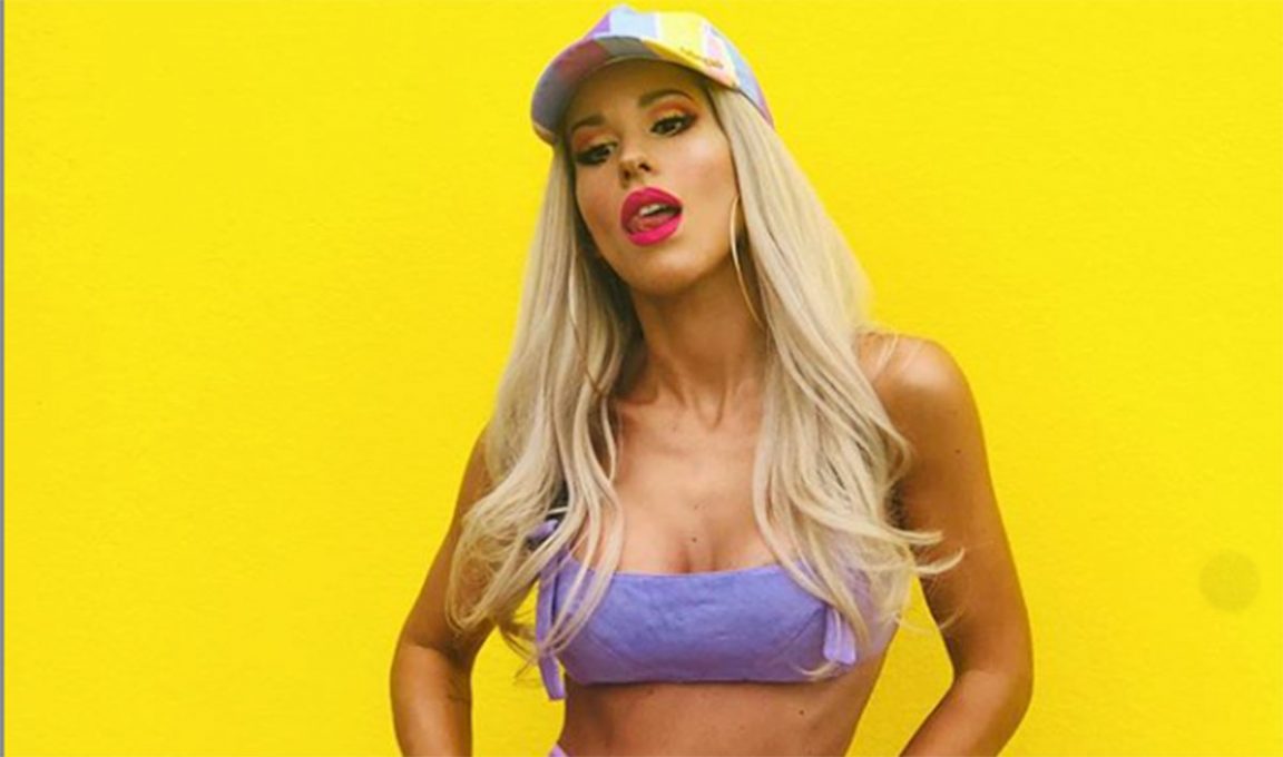 Baby K Instagram, silhouette ammaliante in tacchi a spillo e vestito