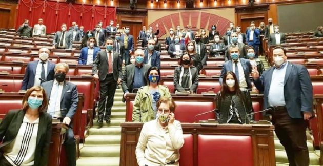 lega occupa parlamento