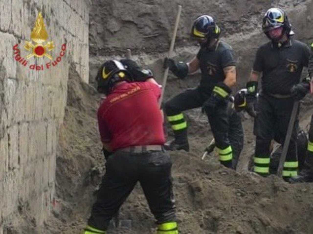 napoli crolla muro di terra