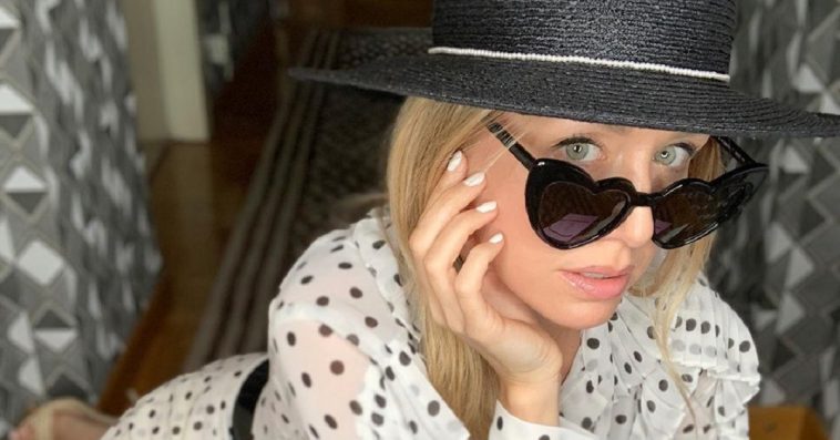 Elena Barolo Instagram telo annodato in seno, dallo spacco audace pelle