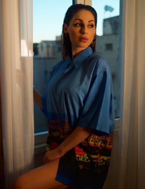 Anna Tatangelo Instagram Il D collet Fa Capolino Dalla Giacca 