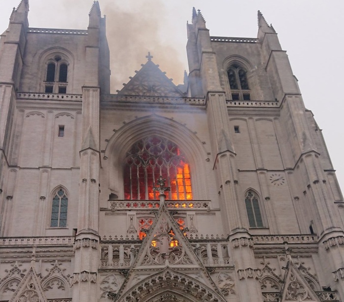 Cattedrale di Nates in fiamme