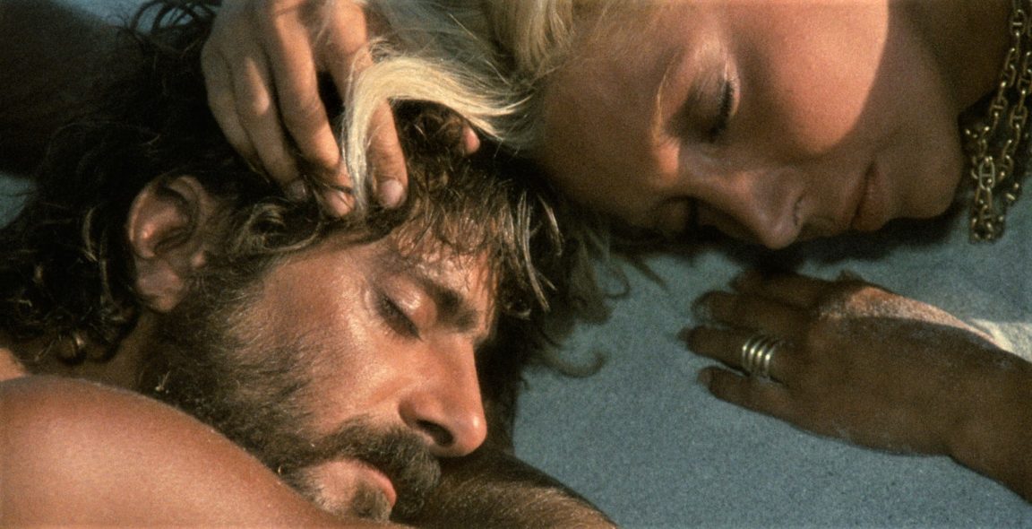 Travolti Da Un Insolito Destino Nell'azzurro Mare D'agosto Download
