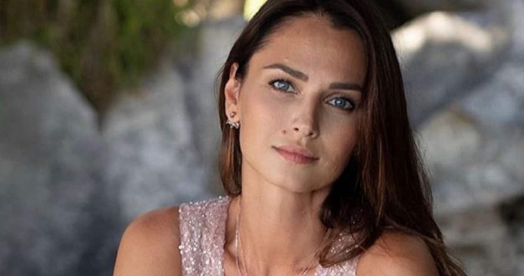 Anna Safroncik oggi, baciata dal sole d’autunno è strepitosa: e che