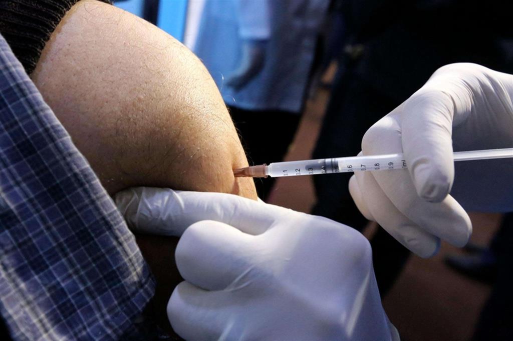Vaccino AstraZeneca over 65 approvato 