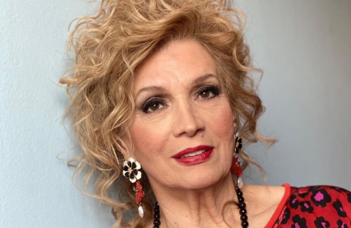 Iva Zanicchi ospedale opinionista Isola 2021 mostra mano gonfia