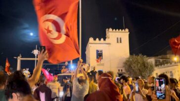 tunisia parlamento e premier sospesi