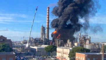 Incendio Livorno raffineria, la Protezione Civile: "Chiudete tutte le finestre"