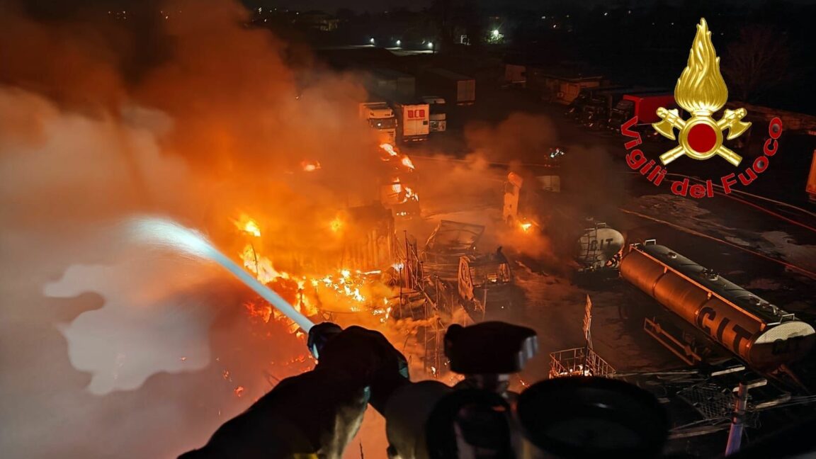 Incendio Milano Oggi Via Ripamonti Bruciato Deposito Di Auto Video