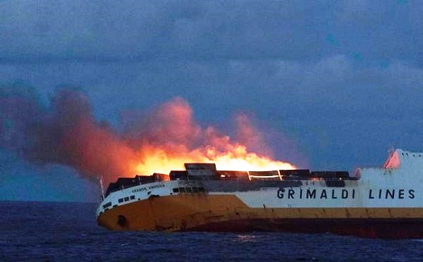traghetto Grimaldi a fuoco