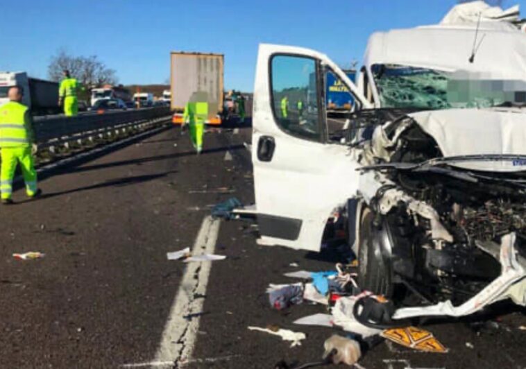 Desenzano Del Garda Incidente In A4 Furgone Schiacciato Tra Due Camion