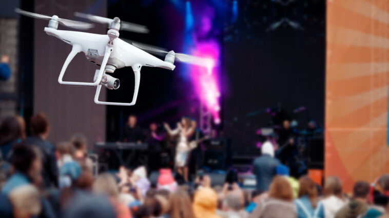 drone in volo durante un concerto