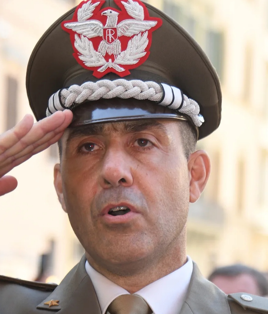generale Roberto Vannacci sospeso dall'impiego per 11 mesi 