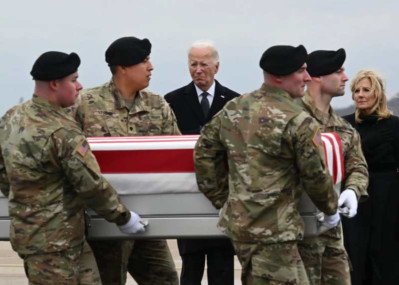 Guerra in Medio Oriente Joe Biden rende omaggio ai militari americani uccisi in Siria 2 febbraio 2024