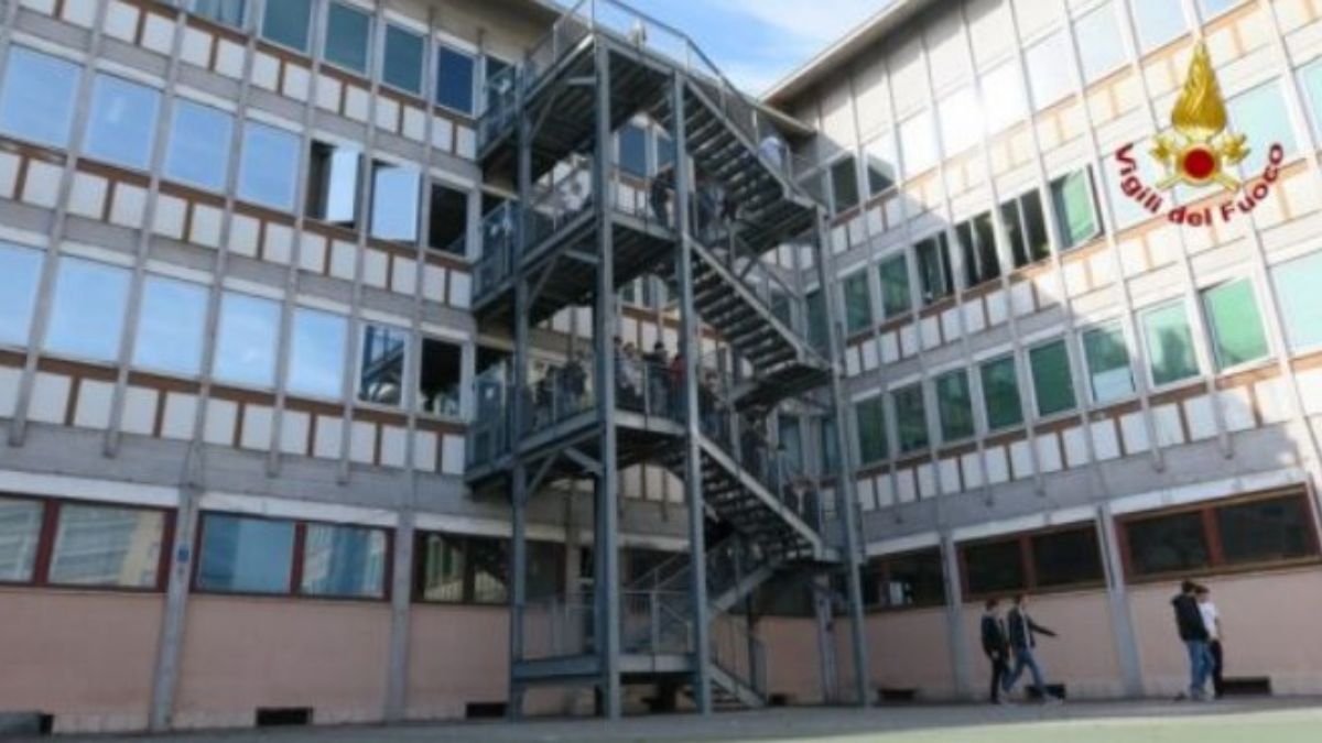 soffitto scuola crolla la spezia