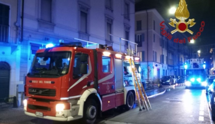 incendio palazzo brescia 17 ricoverati