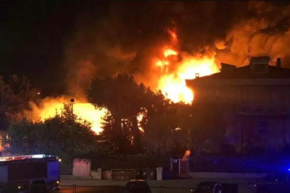 Grave incendio a Brescia, palazzo in fiamme: 17 persone ricoverate