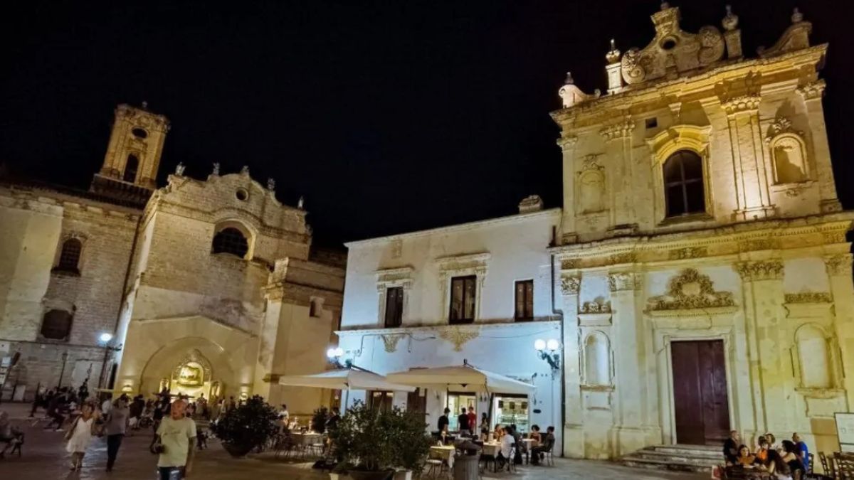 nudo in strada linciato in salento