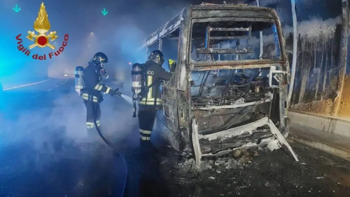 Incendio nella Galleria a Roma: traffico paralizzato e strade chiuse. Cosa è successo (VIDEO)