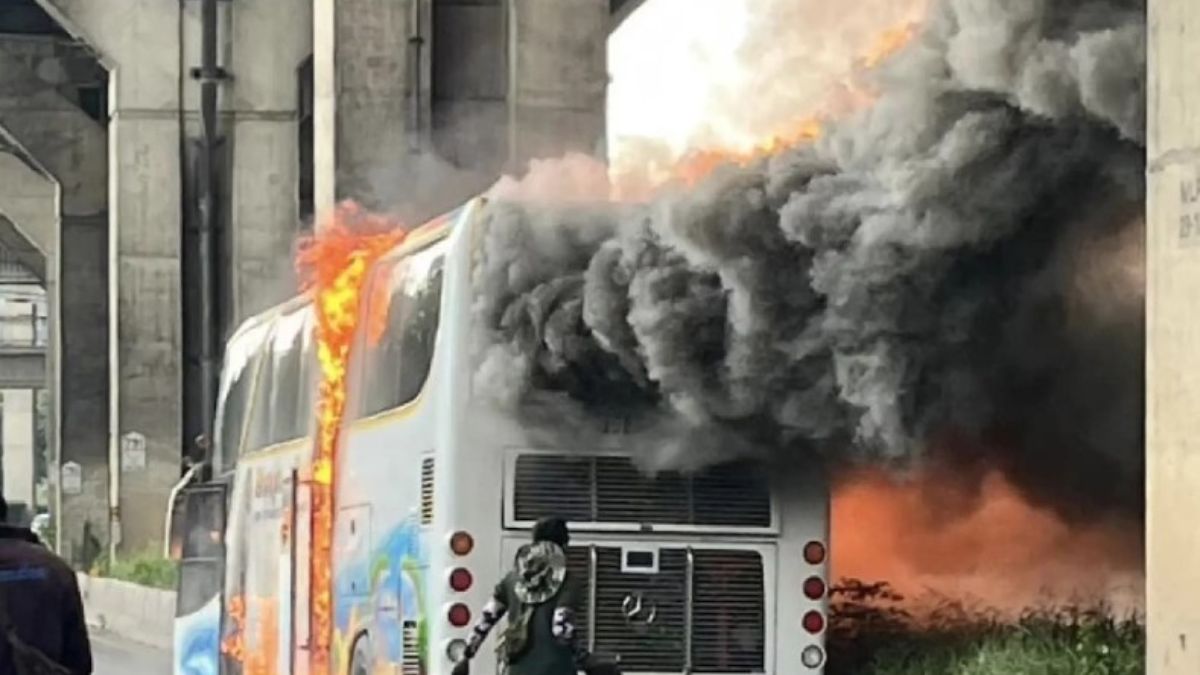 bus scuola va a fuoco Thailandia