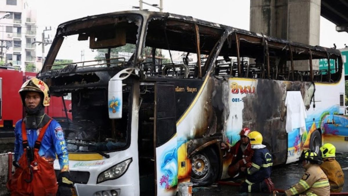 bus scuola va a fuoco Thailandia