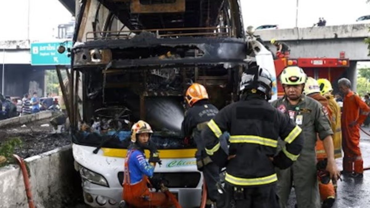 bus scuola va a fuoco Thailandia