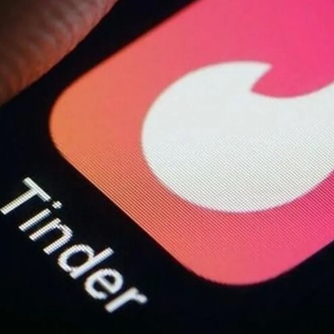 si conoscono su tinder lei muore