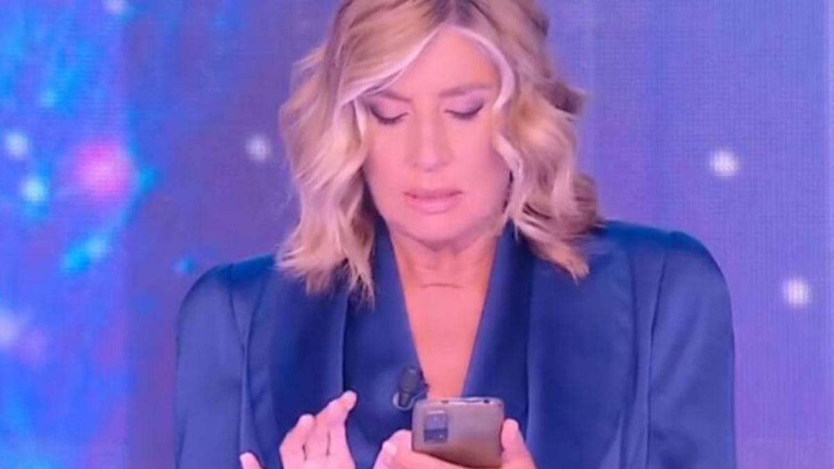 “Ho notizie terribili”. Myrta Merlino guarda il telefono e blocca la diretta di Pomeriggio Cinque (VIDEO)