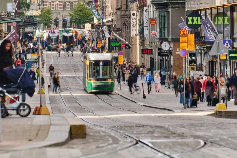 Il paese più felice d'Europa cerca lavoratori. Helsinki, Finlandia. Via Aleksanterinkatu nel centro di Helsinki. La strada più famosa della città. Tram che percorrono la strada.