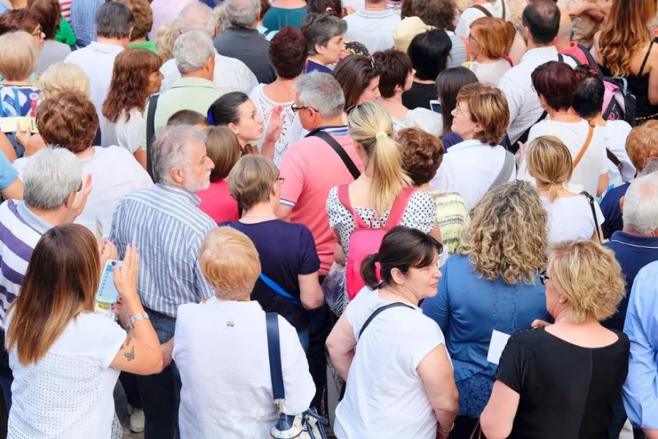 La febbre degli acquisti è scoppiata in Germania. Tutti ne sono impazziti, davanti ai negozi si formano lunghe code