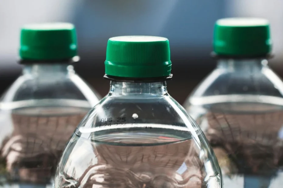 Ritiro massiccio di acqua minerale dai supermercati, nuove informazioni. Nella foto bottiglie di plastica d'acqua