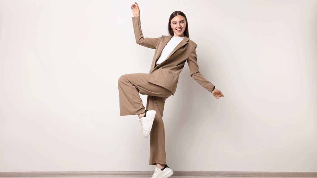 sneakers e pantaloni eleganti la combo perfetta ma serve attenzione