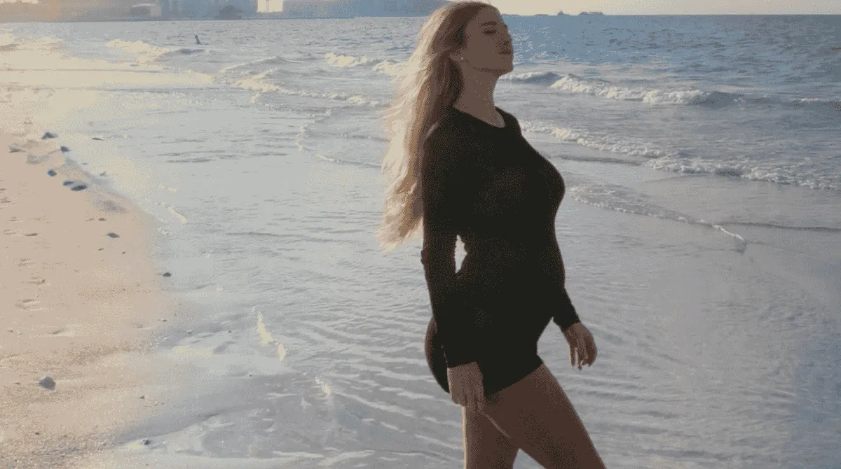 Diletta Leotta incinta, Natale al mare: il look premaman che celebra il pancione