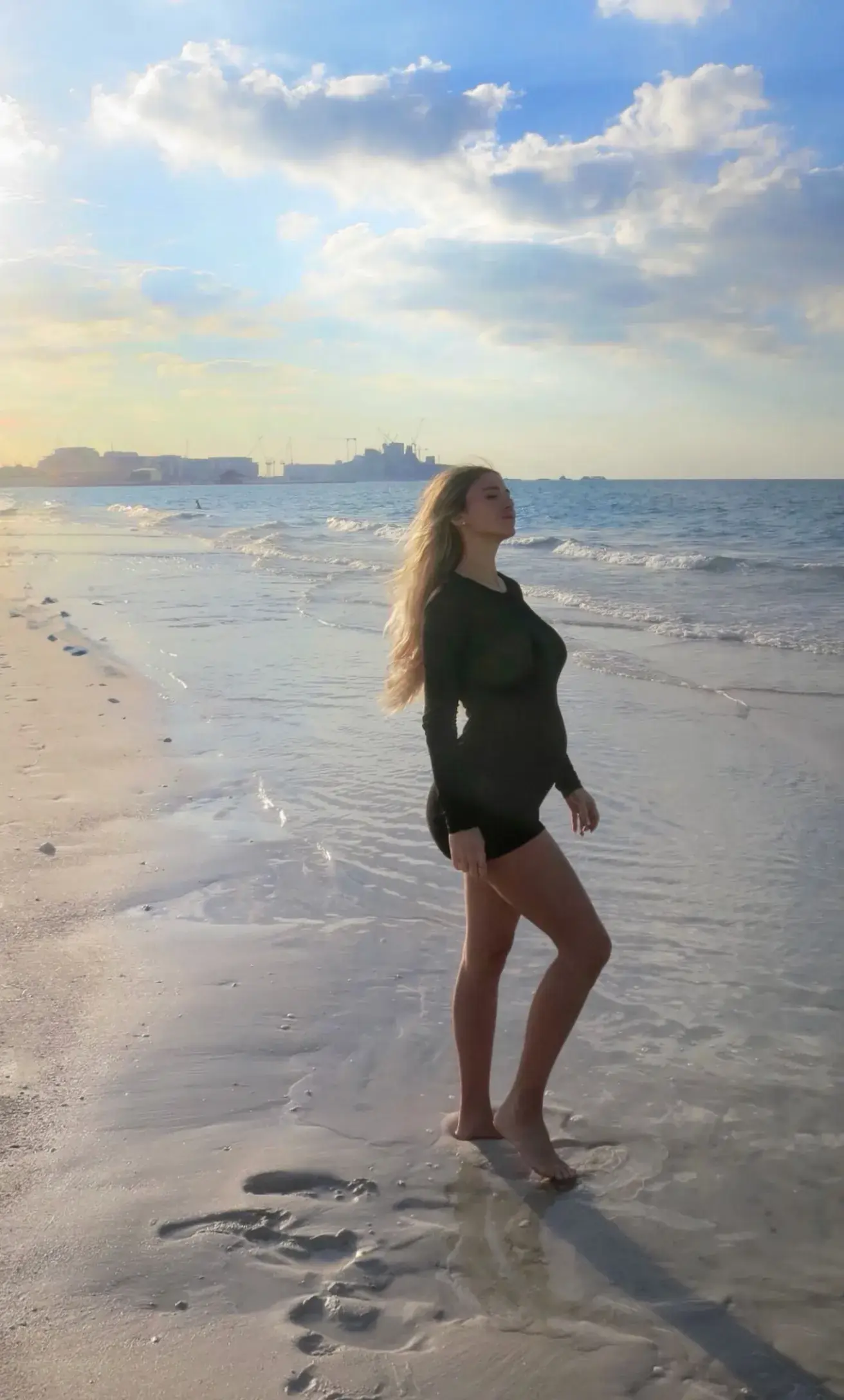 Diletta Leotta incinta al mare con tubino nero che valorizza il pancione