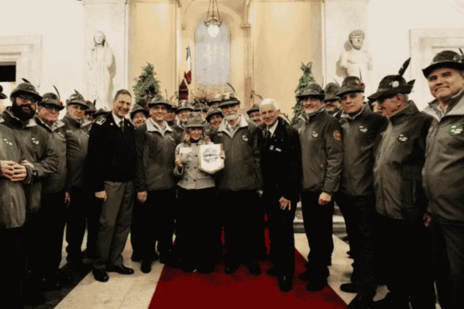 Inno di Mameli, Meloni urla il “sì” con gli alpini nonostante il divieto: il video