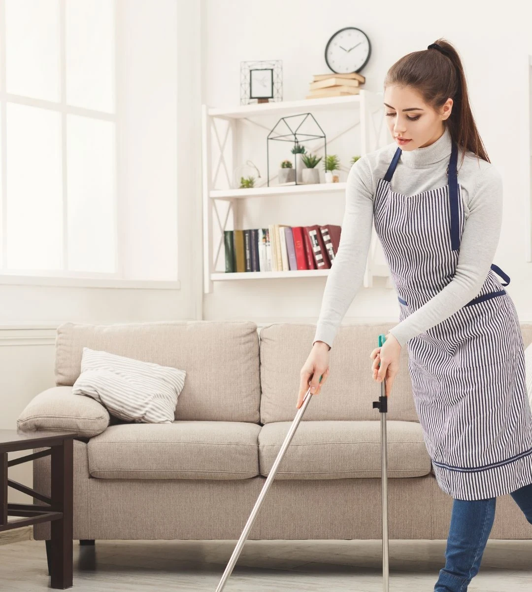 Carta stagnola sulla scopa come semplice trucco casalingo per pulire