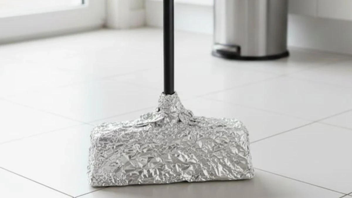 Scopa avvolta con carta stagnola utilizzata per pulire il pavimento