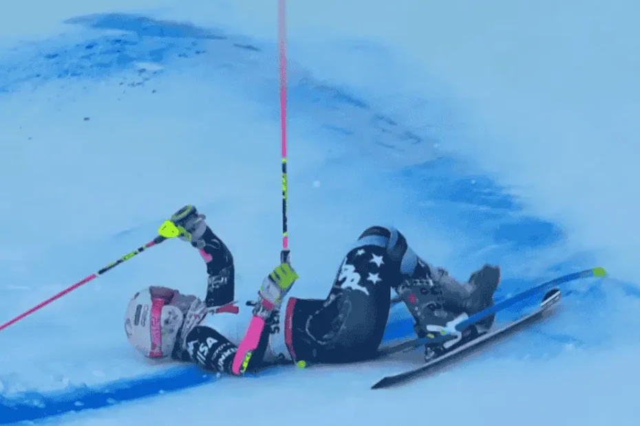 Paula Moltzan dopo la caduta durante la gara di Coppa del Mondo di sci a Semmering