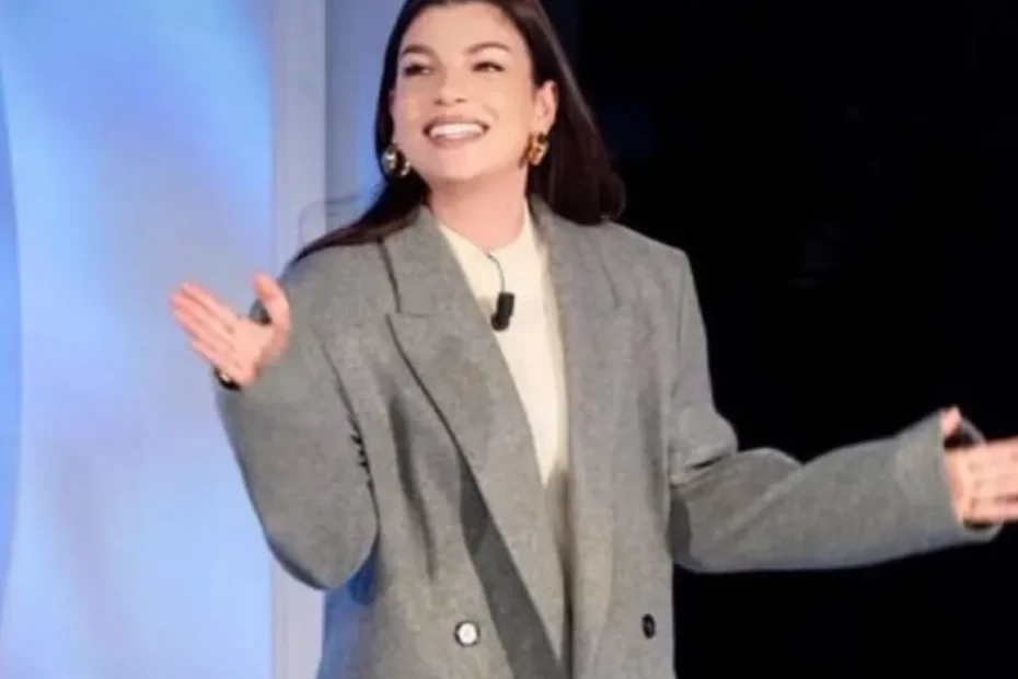 Emma Marrone commossa a C’è posta per te durante la sorpresa per Lucia e Salvatore