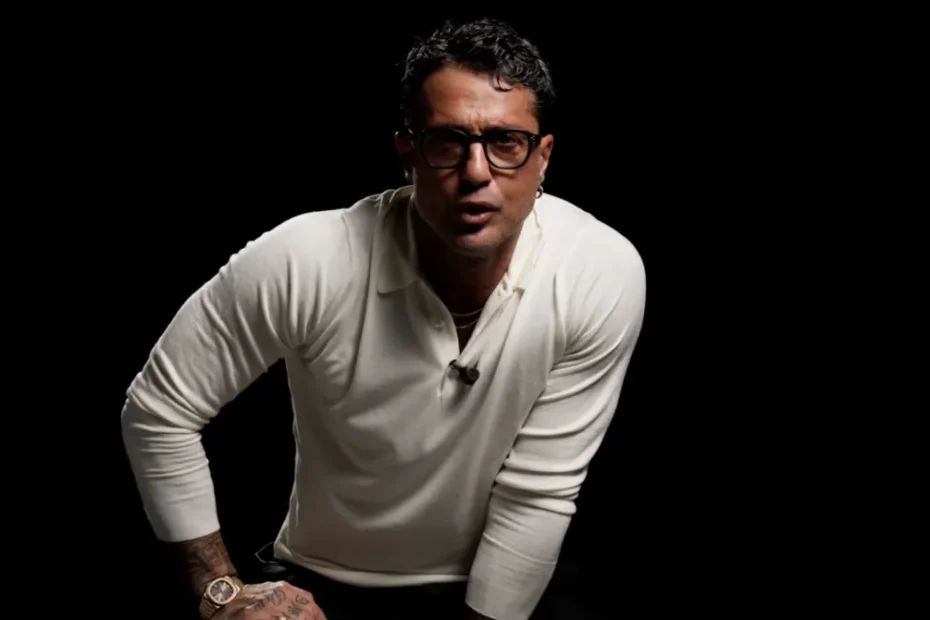 Nell'ultima puntata di Falsissimo, Corona va contro Mediaset: “Mi vogliono spegnere” – è scontro totale