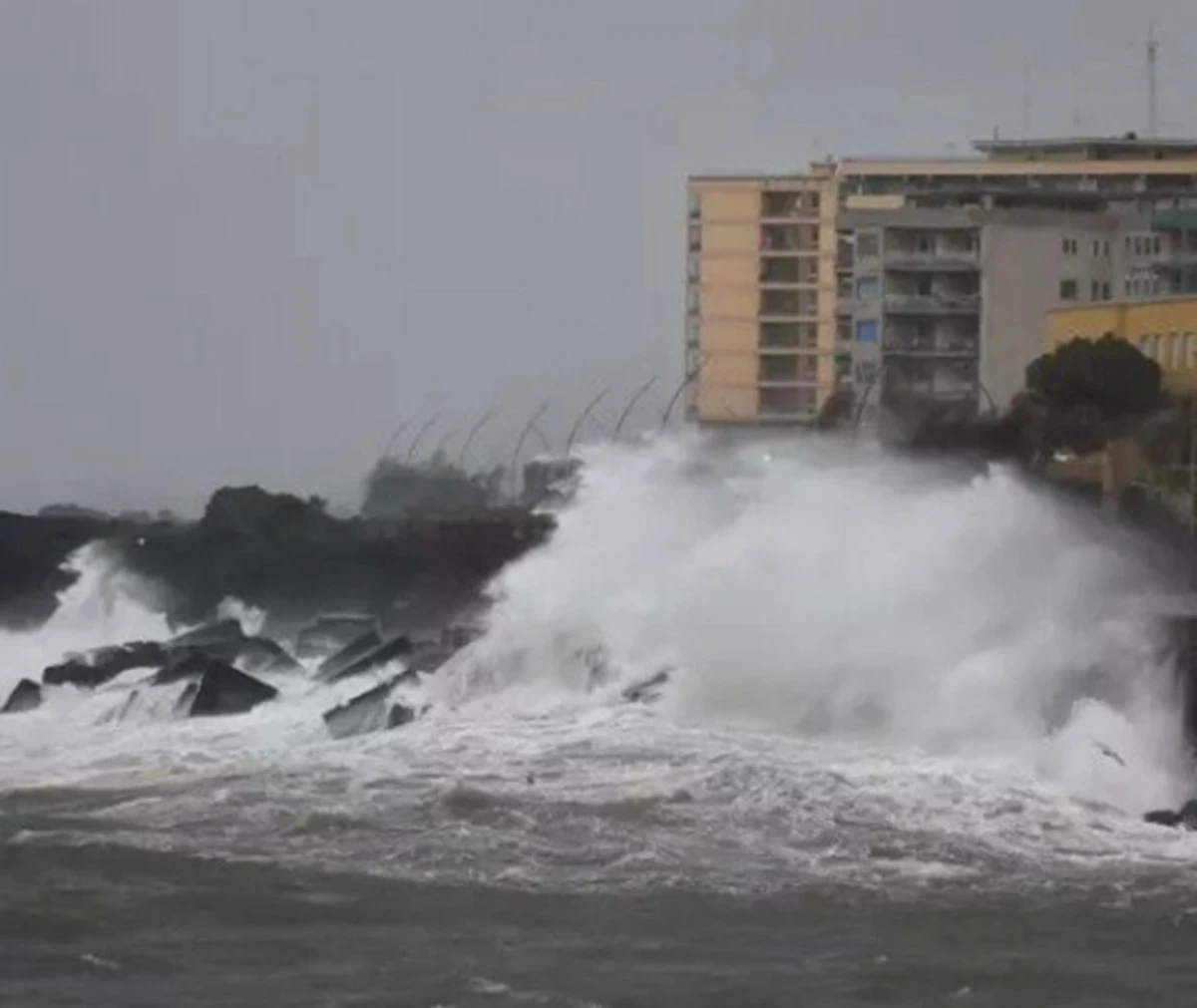 Ciclone Harry maltempo scuole chiuse nuvole minacciose