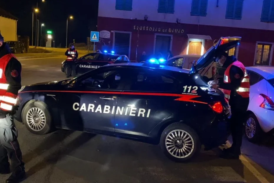 Milano, aggredisce tre carabinieri a calci, pugni e morsi: arrestata